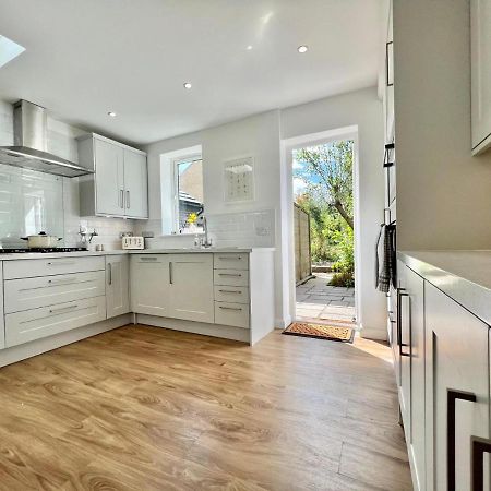 Family Home In Hampshire - Sleeps Up To 9 People With 3 Parking Spaces Winchester Buitenkant foto