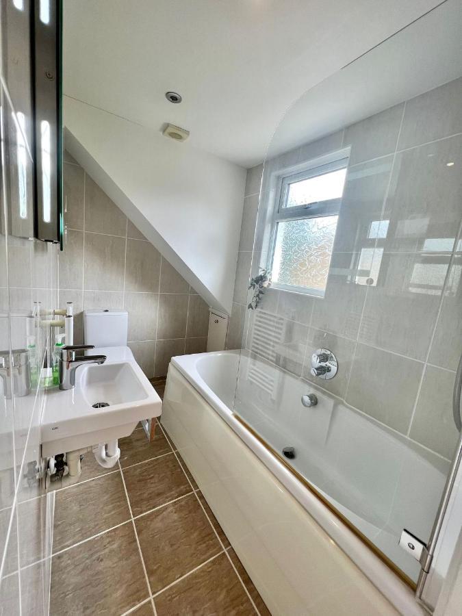 Family Home In Hampshire - Sleeps Up To 9 People With 3 Parking Spaces Winchester Buitenkant foto