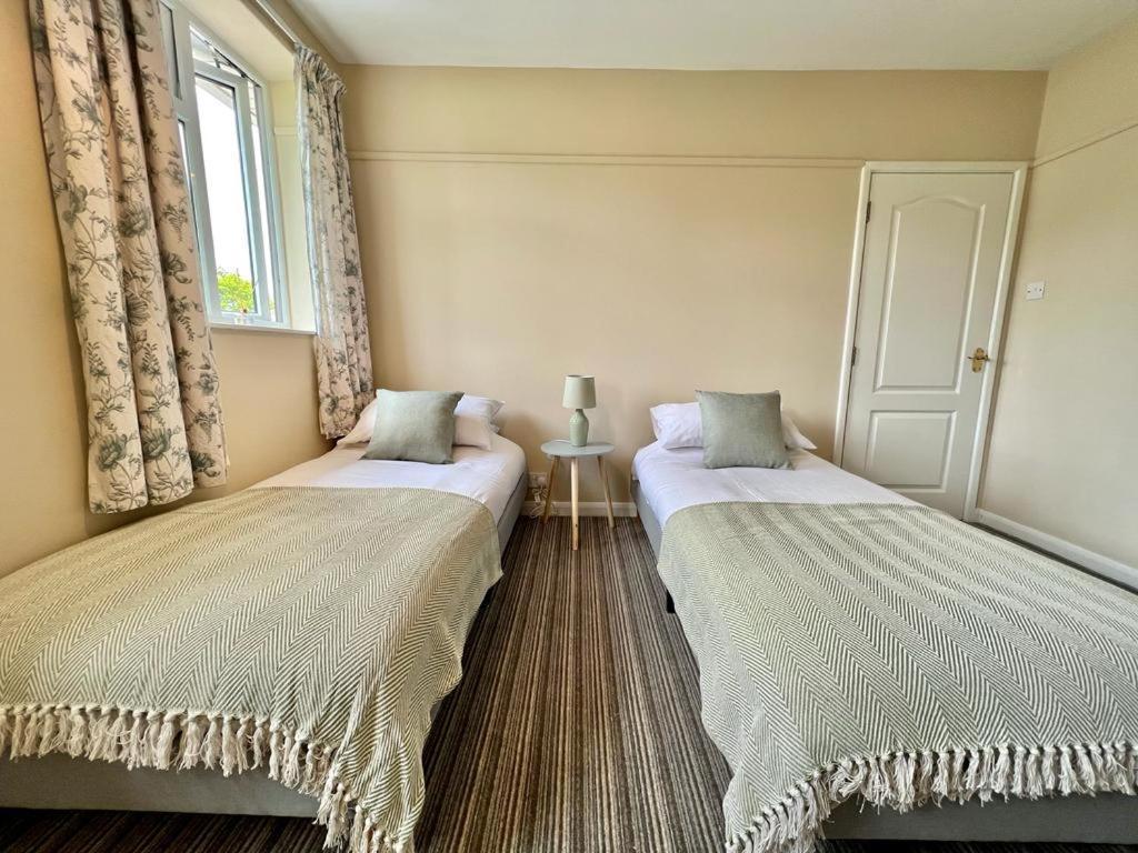 Family Home In Hampshire - Sleeps Up To 9 People With 3 Parking Spaces Winchester Buitenkant foto