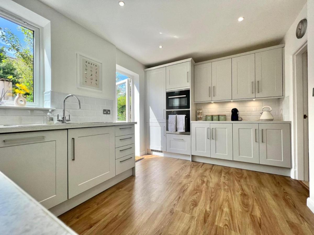 Family Home In Hampshire - Sleeps Up To 9 People With 3 Parking Spaces Winchester Buitenkant foto